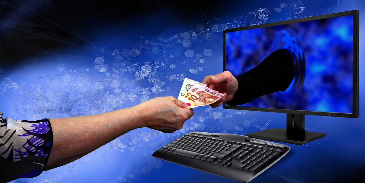 mano-inserisce-soldi-in-monitor-pc-paysafecard
