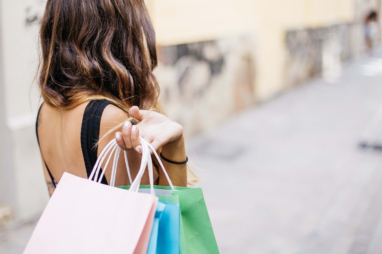 donna-che-fa-shopping-con-scalapay-vs-klarna