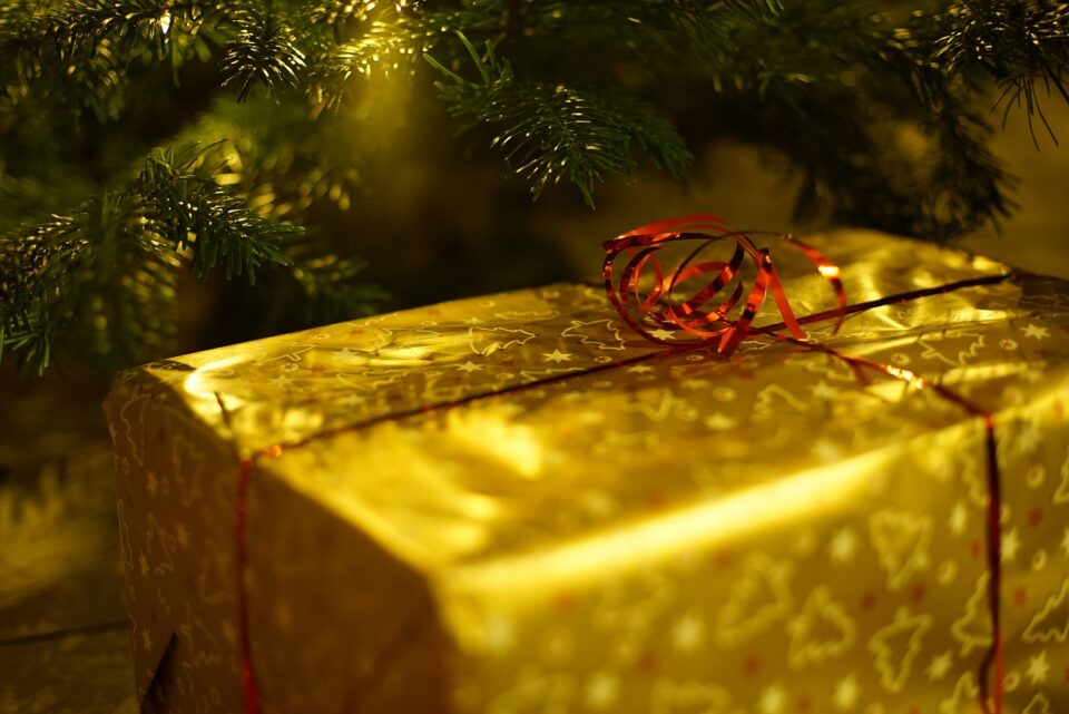 gift-card-natalizie-regalo-confezione-dorata-sotto-albero
