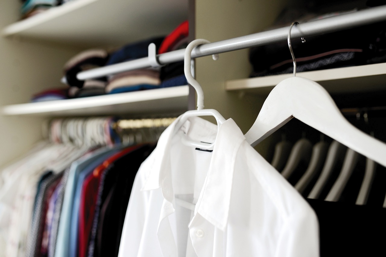 gift-card-zara-camicia-appesa-allo-scaffale